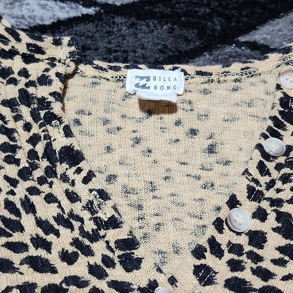 BILLABONG LEOPARD PRINT RIBBED BUTTON-DOWN CROP LONG-SLEEVE TOP - Picture 3 of 13
